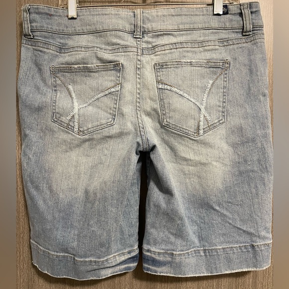 Vintage Vanity Bermuda Shorts - Becca Fit -  Distressed Wash - Size 31 - Picture 1 of 12